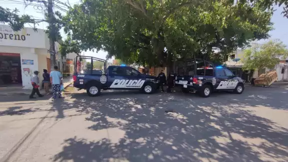 Policías de Playa del Carmen deron aviso a Servicios Periciales de l FGE Quintana Roo para levantar indicios en la colonia Colosio Policías de Playa del Carmen deron aviso a Servicios Periciales de l FGE Quintana Roo para levantar indicios en la colonia Colosio
