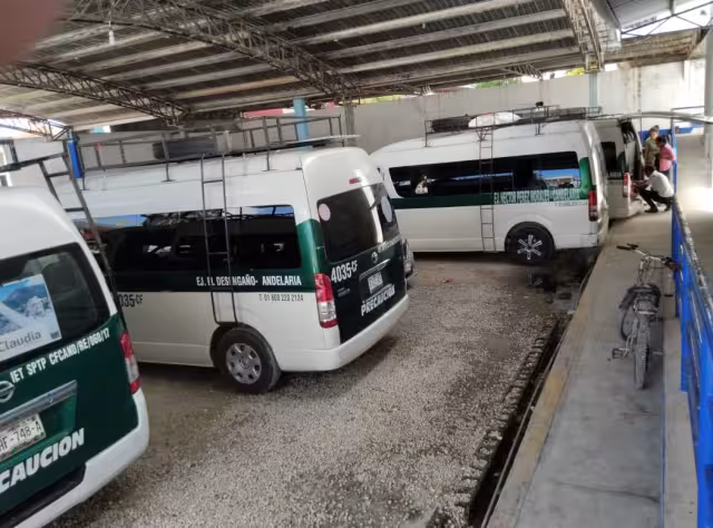 Las aguas negras dan mala imagen al mercado de Candelaria