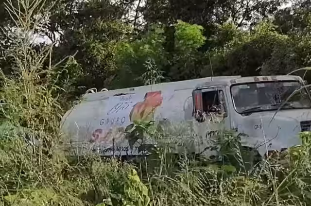 Grupo Sadasi puso a disposición varias pipas para el desazolve de agua estancada en calles del Fraccionamiento. Foto: Sergio Casanova.