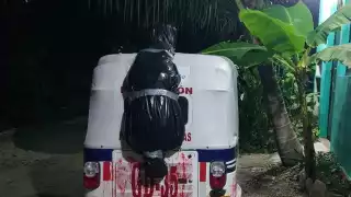 Mototaxi en Playa del Carmen adorna su unidad con un 'embolsado'