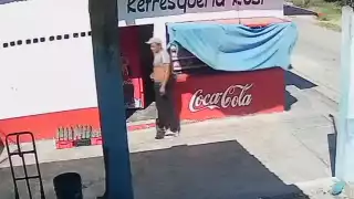 Los hechos sucedieron en la refresquería "Rosi", en donde se captó con una cámara de seguridad al ladrón entrando y saliendo