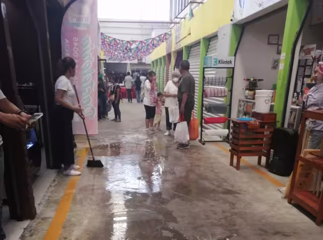 Comerciantes exigen soluciones ante riesgo a la salud en el mercado de Carmen