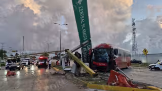 Autobús pierde el control y provoca fuerte accidente en el Bulevar Colosio de Cancún