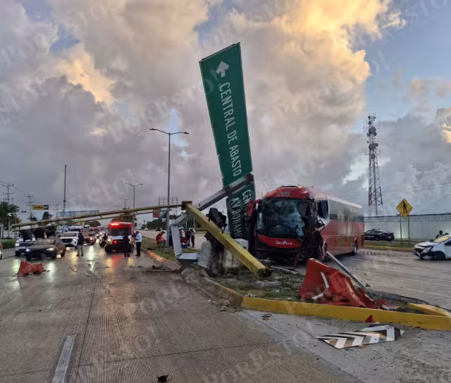 Autobús pierde el control y provoca fuerte accidente en el Bulevar Colosio de Cancún