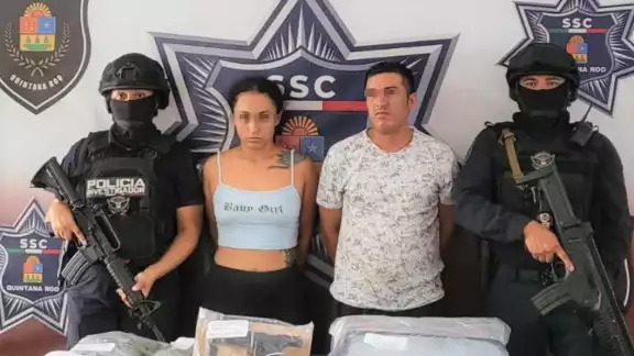 La pareja tenía en su posesión drogas y un arma de fuego La pareja tenía en su posesión drogas y un arma de fuego