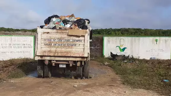 El día de ayer se envió una maquinaria pesada para remover toda esa basura y llevarla hasta el fondo del predio. Foto: Lusio Kauil