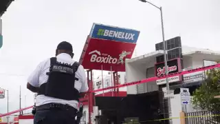 Fuertes vientos del Frente Frío 30 derriban letrero de un comercio en Campeche