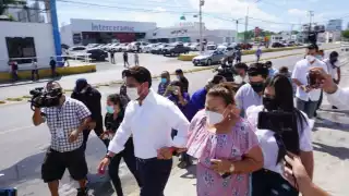 En compañía de su madre y hermana, Castro Bello acudió a emitir su voto a la Universidad Autónoma de Campeche