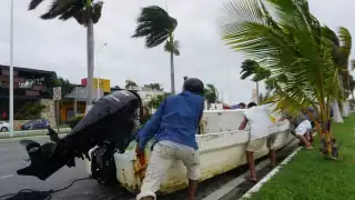 Los hombres del mar amarraron sus lanchas en palmeras y postes de energía eléctrica. Foto: Lucio Blanco