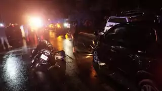 La motocicleta BMW quedó recostada sobre la carretera con graves daños