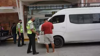 Elementos de seguridad de la terminal informaron que el impuesto se cobra a todo tipo de vehículo turístico, de trabajo y comercial