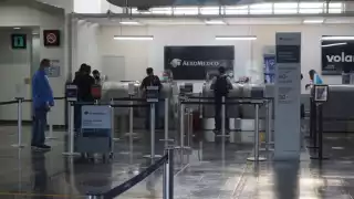 Respecto a la frecuencia de Aeroméxico el retraso fue de unos 40 minutos, y la aeronave trajo consigo a 91 pasajeros