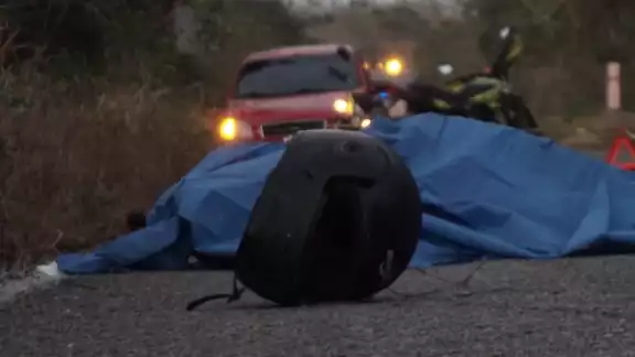 El hombre iba a exceso de velocidad y perdió el control de la unidad