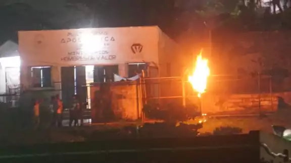 Al menos 100 personas participan en el motín