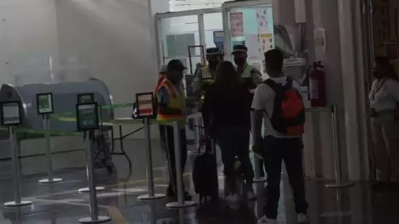 La llegada del vuelo no generó ningún problema en el aeropuerto