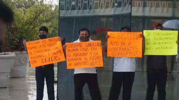 Taxistas protestan afuera del Palacio de Gobierno en Campeche Taxistas protestan afuera del Palacio de Gobierno en Campeche