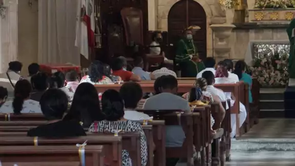 Pese a las restricciones en las iglesias, los feligreses hacen caso omiso