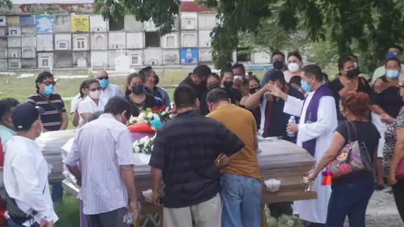 Familiares se postraron en lo que será la última morada de una familia, las cuales fueron sepultadas en el Panteón Siglo XXI Familiares se postraron en lo que será la última morada de una familia, las cuales fueron sepultadas en el Panteón Siglo XXI