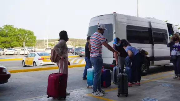 Viajeros se quejan porque no pueden entrar a la terminal a despedirse de sus familiares Viajeros se quejan porque no pueden entrar a la terminal a despedirse de sus familiares