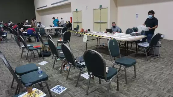 Conforme se fueron contabilizando los paquetes, la sala del Siglo XXI de Campeche fue quedando vacía hasta terminar el conteo Conforme se fueron contabilizando los paquetes, la sala del Siglo XXI de Campeche fue quedando vacía hasta terminar el conteo