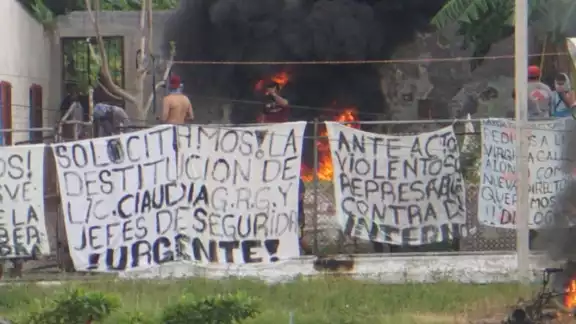 Manifestantes e internos coordinan acciones por la misma causa de maltrato a los reclusos Manifestantes e internos coordinan acciones por la misma causa de maltrato a los reclusos