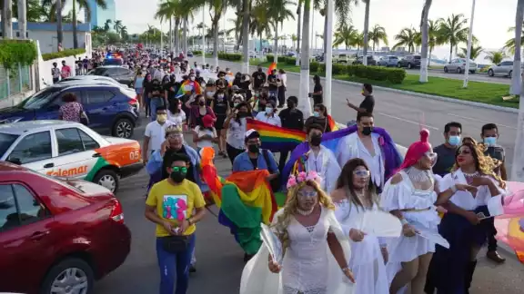 En el malecón de la ciudad se vivió un ambiente de fiesta con banderas representativas y carteles En el malecón de la ciudad se vivió un ambiente de fiesta con banderas representativas y carteles