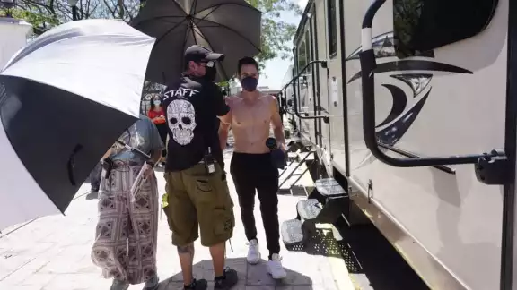 Mauricio Ochman sin camisa, por intenso calor en Campeche