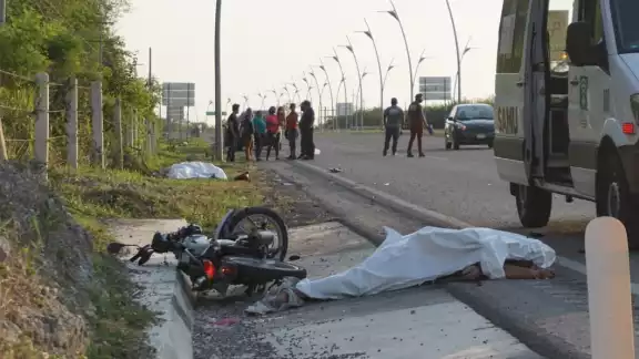 Las personas que iban a bordo de la moto perdieron la vida al instante
