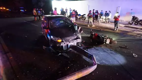 El motociclista terminó gravemente lesionado debido a que no pudo ver el accidente y se impactó de frente