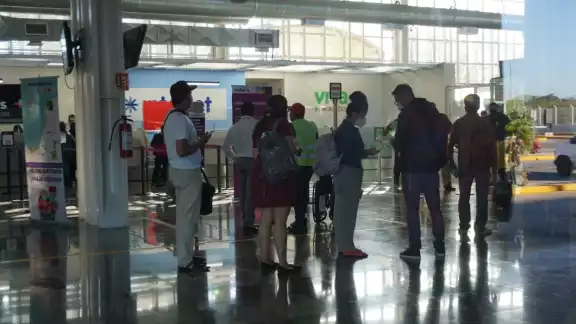 El avión se vio obligado a rodar por las pistas hacia el punto de despegue durante una hora con 42 minutos El avión se vio obligado a rodar por las pistas hacia el punto de despegue durante una hora con 42 minutos