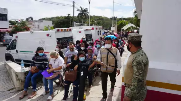 Los elementos de la Secretaría de Salud y del Instituto de Salud para el Bienestar destacaron que solo quedaban 100 dosis. Los elementos de la Secretaría de Salud y del Instituto de Salud para el Bienestar destacaron que solo quedaban 100 dosis.