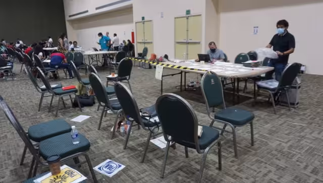 Conforme se fueron contabilizando los paquetes, la sala del Siglo XXI de Campeche fue quedando vacía hasta terminar el conteo