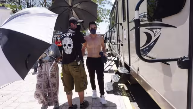 Mauricio Ochman sin camisa, por intenso calor en Campeche