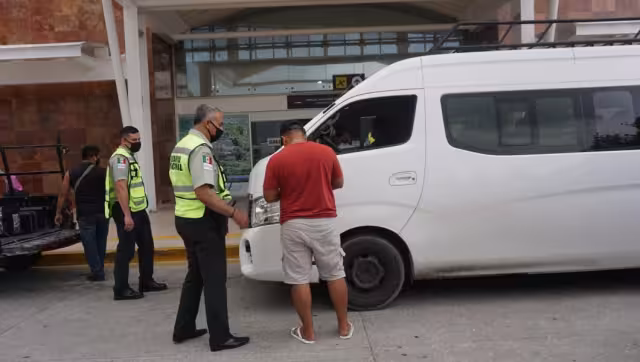 Elementos de seguridad de la terminal informaron que el impuesto se cobra a todo tipo de vehículo turístico, de trabajo y comercial