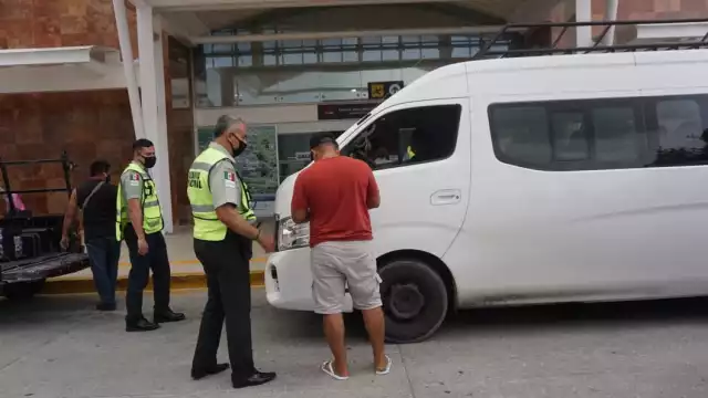 Elementos de seguridad de la terminal informaron que el impuesto se cobra a todo tipo de vehículo turístico, de trabajo y comercial