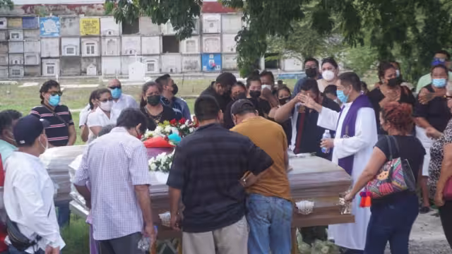 Familiares se postraron en lo que será la última morada de una familia, las cuales fueron sepultadas en el Panteón Siglo XXI