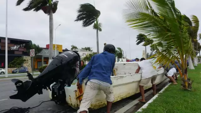 Los hombres del mar amarraron sus lanchas en palmeras y postes de energía eléctrica. Foto: Lucio Blanco