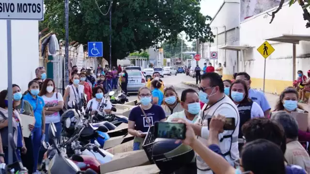 Maestros de bachilleratos y licenciatura reciben vacuna hoy