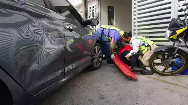 La motociclista fue atendida por paramédicos del Centro Regulador de Urgencias Médicas (CRUM)