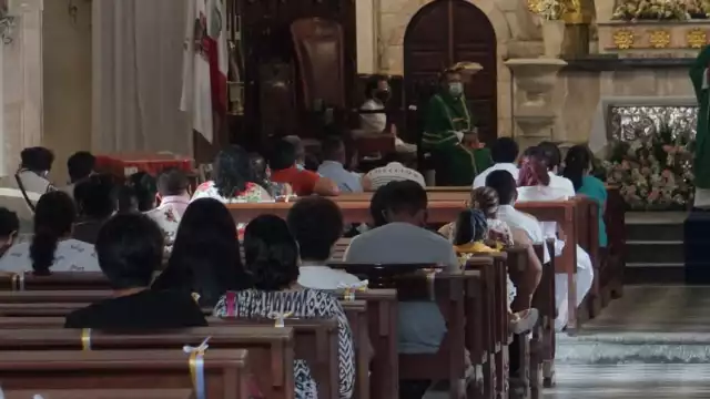 Pese a las restricciones en las iglesias, los feligreses hacen caso omiso