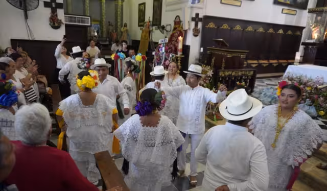 Parroquia de San Román combina fe y tradición en vaquería