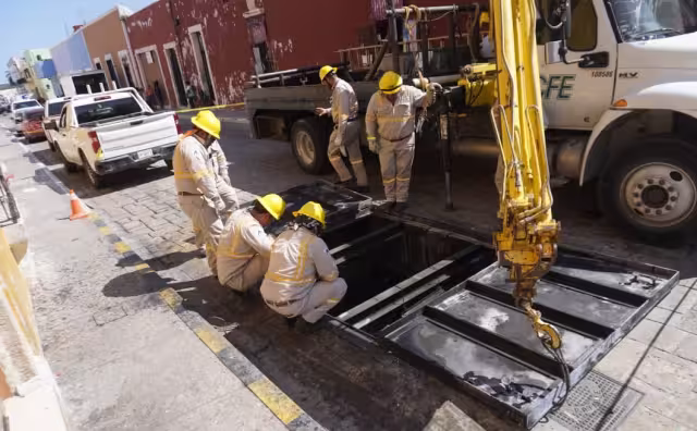 Corto circuito deja sin energía varias calles del Centro