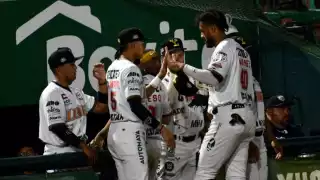 Los emplumados se adelantaron en el primero rollo Junior Lake hizo la primera con rodado de Jesús "Cacao" Valdez.

