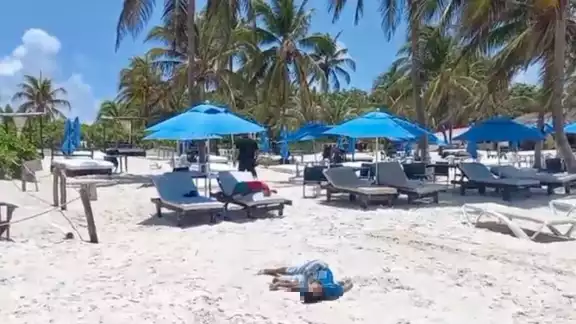 Una de las víctimas quedó postrada en un camastro, el otro cuerpo quedó tendido sobre la playa Una de las víctimas quedó postrada en un camastro, el otro cuerpo quedó tendido sobre la playa
