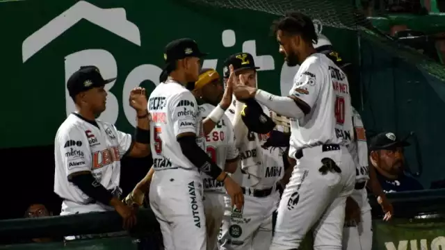 Los emplumados se adelantaron en el primero rollo Junior Lake hizo la primera con rodado de Jesús "Cacao" Valdez.

