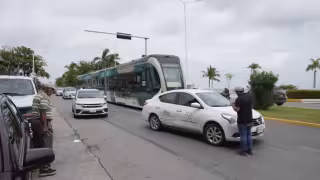 Automovilista invade carril al salir del Bazar Artesanal y provoca choque en el Malecón de Campeche