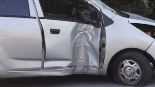 Exceso de velocidad provoca choque contra luminaria en Campeche; auto queda destrozado