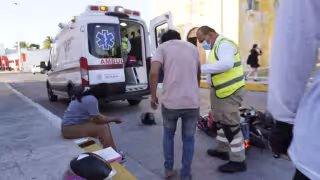 Camioneta no respeta señalamiento y deja dos lesionados en Barrio de Guadalupe, Campeche