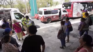 Choque de combi contra camión deja tres lesionados en Campeche