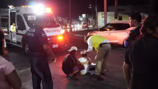 Motociclista atropella a mujer de la tercera edad y la manda al hospital en Campeche